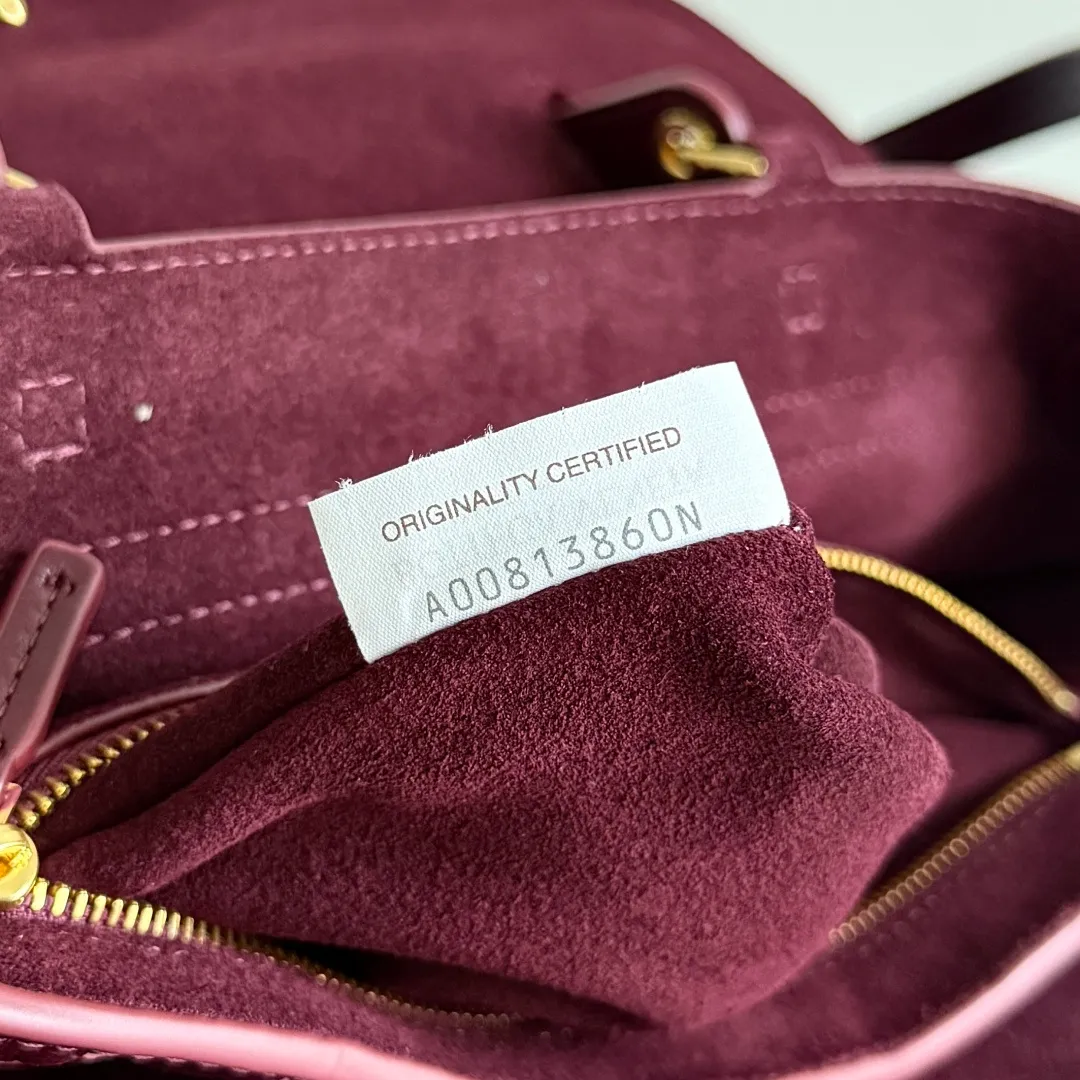 Batch 2360 BottegaVeneta Latest Ciao Ciao Bag Silky cowhide two-way flap handbag with signature twist detail, hidden hook closure, flap can be fastened to the front or attached to the INTRECCIATO woven interior pocket, comes with an adjustable and detachable crossbody strap, interior compartment, and also features a zippered pocket. The surprise flap has various shapes. Style 1 - Cover the bag surface and expose the knot decoration. Style 2 - Place the flap inside the bag. A buckle is also designed. Style 3 - The U-shaped position of the top handle in the hand bag. Style No.: 817231 Size: 34*26*15cm